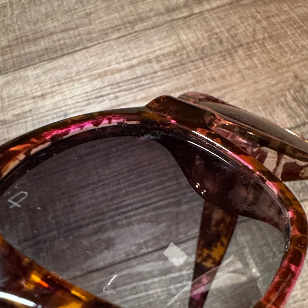 Chic Tortoiseshell Sunglasses - image 7